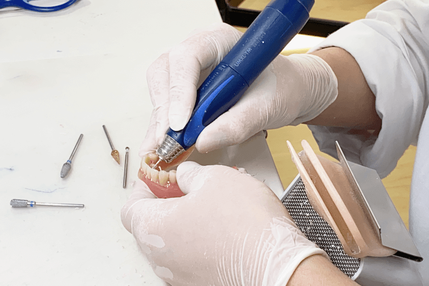 歯科技工中の手元
