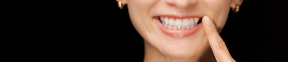 見栄えがいい総入れ歯に喜ぶ女性