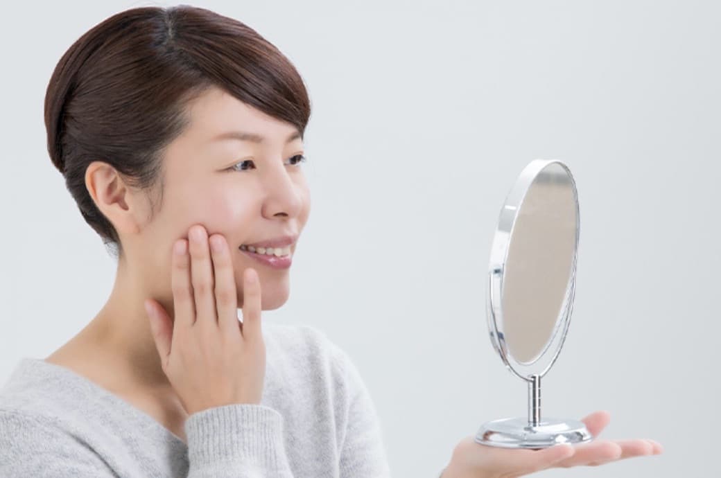鏡を見る女性