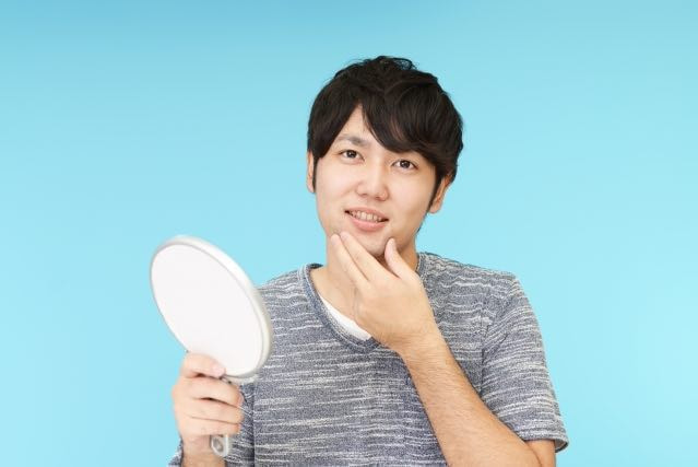 手鏡を持つ男性