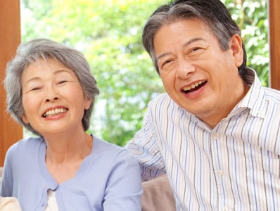 笑顔の老夫婦