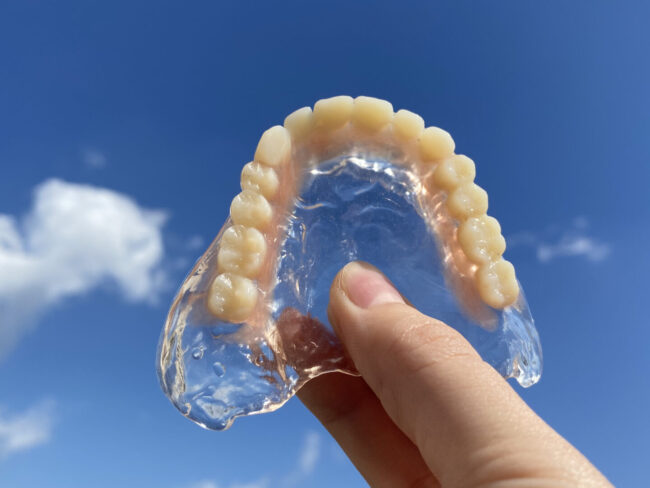 デジタル版“透明な総入れ歯” 透明度がUPした「クリスタルデンチャー